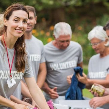A picture of volunteers distributing the food