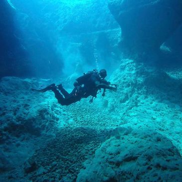Scuba diving adventure, cave diving instructor, beginner, safe scuba lessons, scuba course