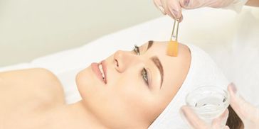 Glycolic skin peels treat aging & uneven skin texture.