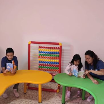 los niños realizan su tarea bajo la supervisión de una maestra