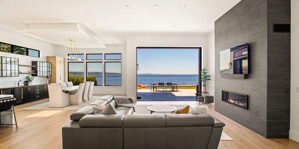 A relaxing living room with a view of the ocean.
