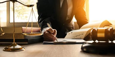Abogado tomando apuntes sobre el caso