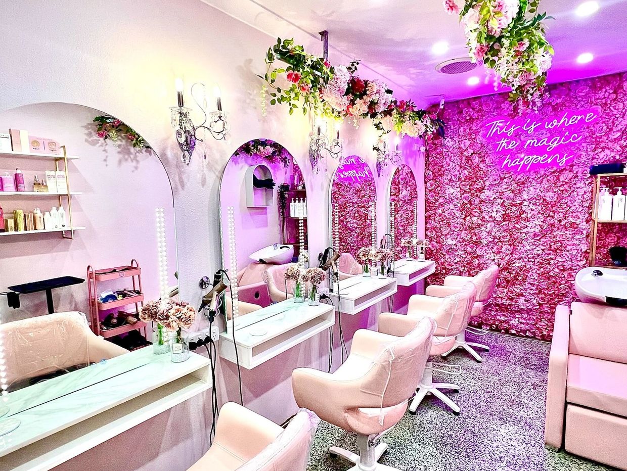 4 station salon with neon lights and flowers
