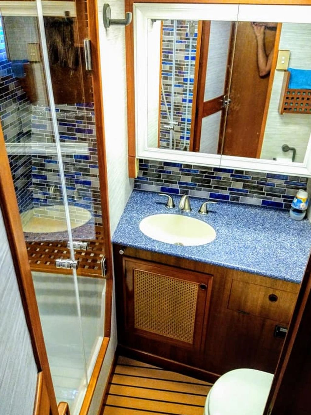Full Bathroom for comfortable cruising on the Midnight Lace Yacht with hot and cold running water.