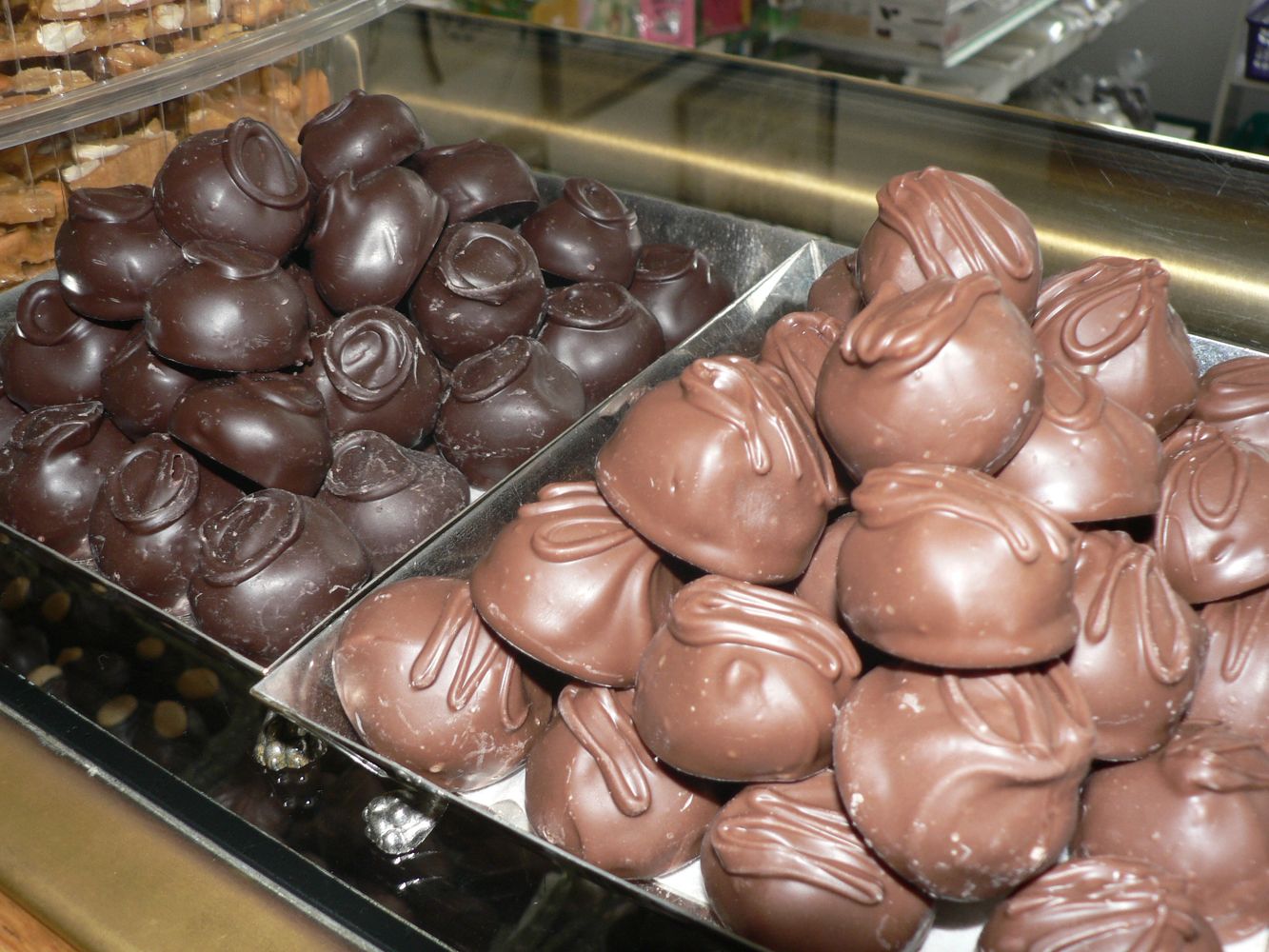 Our handmade chocolates in milk and dark chocolate.