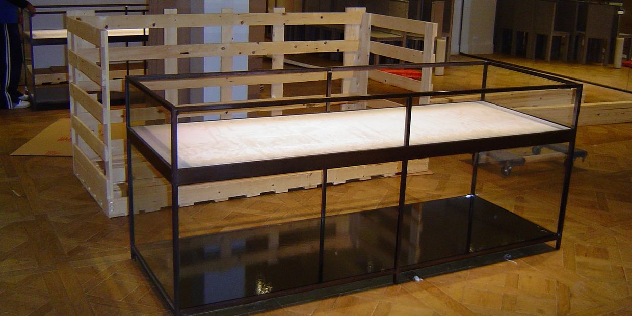 Custom crate for large glass display