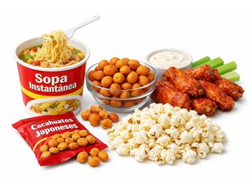 Variedad de snacks con sopa instantánea, maní japonés, palomitas y alitas.