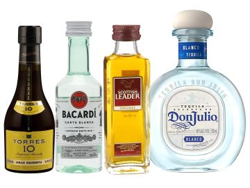 Cuatro botellas de licor: brandy, ron, whisky y tequila.