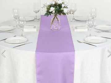 Multiple colors of table runners are available