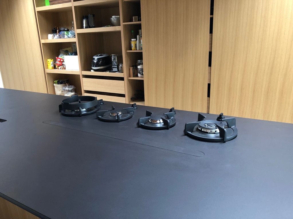 hidden downdraft, concealed downdraft, concealed vent, hidden vent, disappearing vent, disappearing