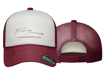 Gorra modelo bomba con un bordado