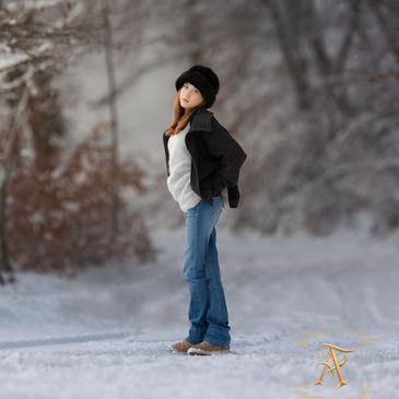 Jente står i snøen