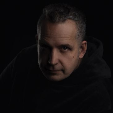 Fine art-portrett av mann som ser i kamera