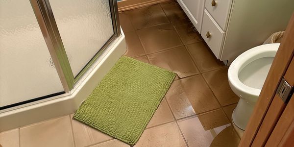 Bathroom floor fully dried after water damage to prevent mold growth