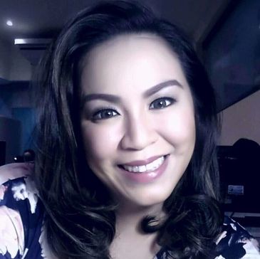 Confident woman’s smiling face turned ahead