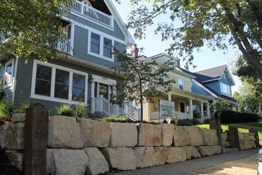 Sandstone block retaining wall