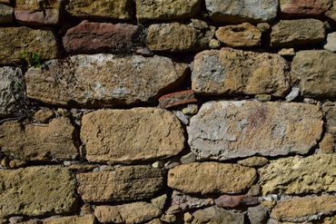 sedimentary stone pitched retaining wall