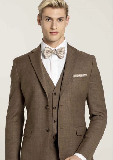 brown 3 piece tux with champagne bow tie