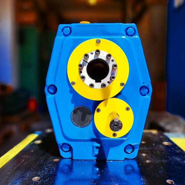 Reductor de velocidad tipo pendular, diseñado para montarse con bujes conicos.