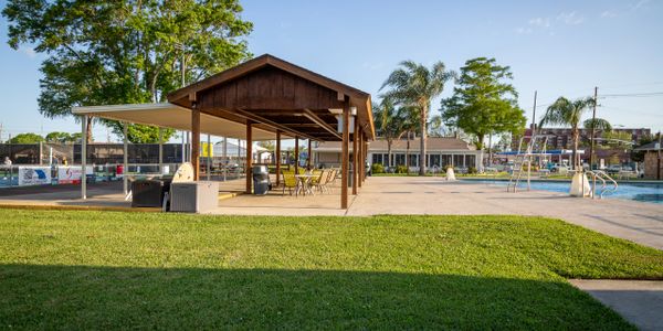 Pool
Relax
Country Club
Family
Fun