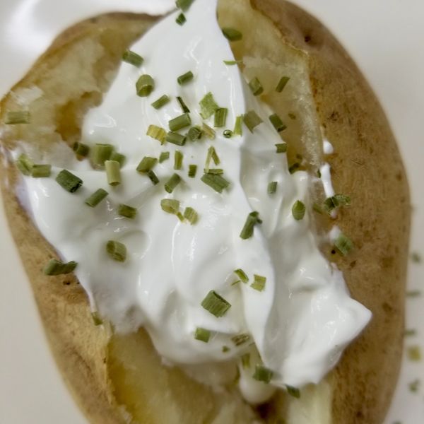 Baked Potato w/Sour Cream and Chives
