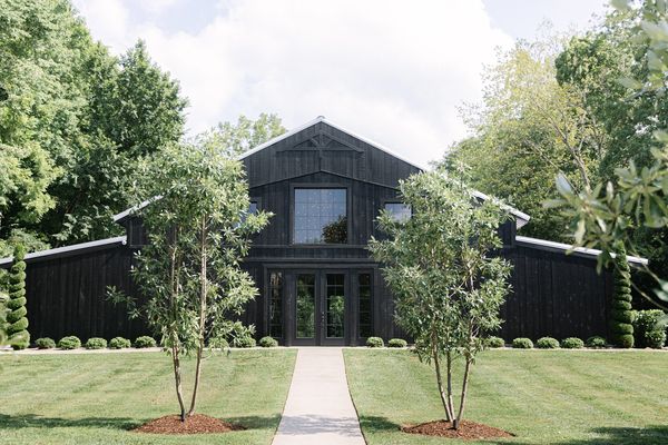 A modern black barn wedding venue at Firefly Lane in Nashville, TN. Nashville Wedding Venue.