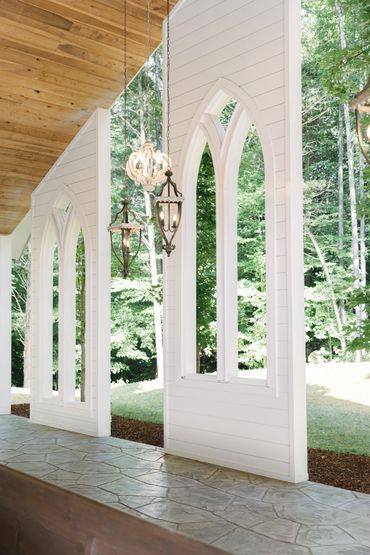 An open-air white church chapel wedding venue in Nashville, Tennessee.