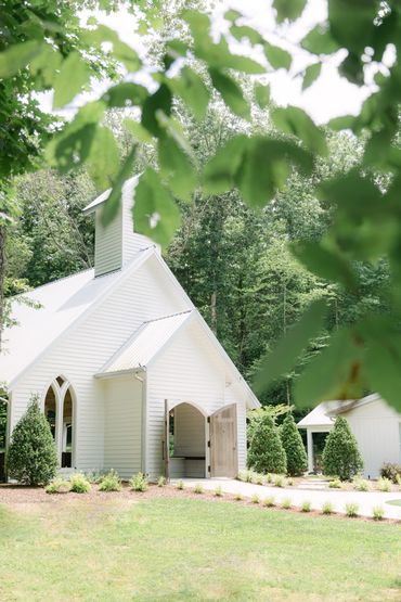 Open-air chapel venue in Nashville, Tennessee. The white chapel at Firefly Lane Wedding Venue.