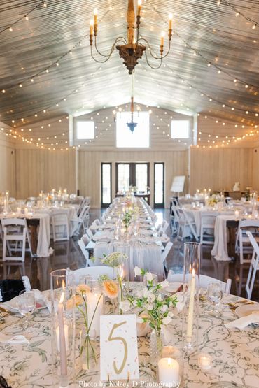 French country barn wedding decor in a Tennessee country wedding venue.