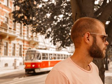 Straßenbahn Prag Altstadt Shooting Model Sonnenbrille Baum Straße Streetstyle Urban City Fotografie