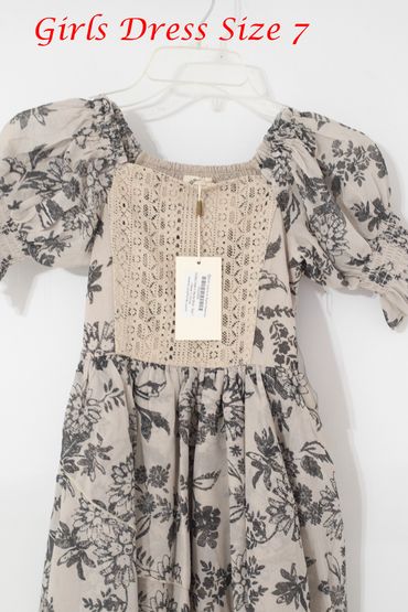 Floral girls dress size 7 with puff sleeves and lace detail.