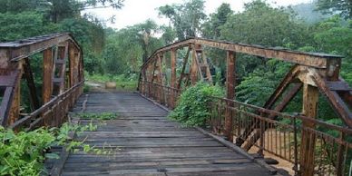 Antiga "Ponte de Ferro" que ligava Cerro Azul a Rio Branco do Sul.