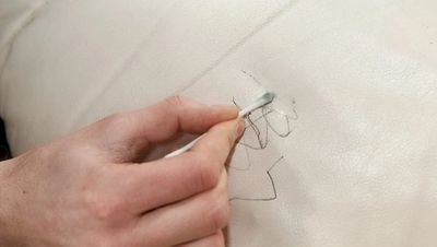 como limpar tinta de caneta do estofado