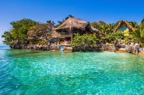 Rosario islands in Cartagena, crystal clear sea. Incentives in Cartagena, beach day