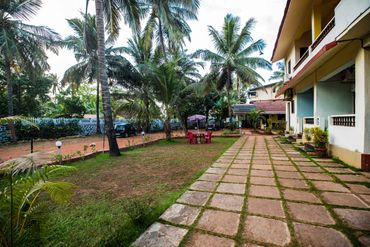 Vinsons Cottages Open walkway in the premises of the property to guide through ac , non ac rooms and