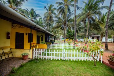 Vinsons Cottages with personal garden Area in the premises of the property with ac and. non ac rooms