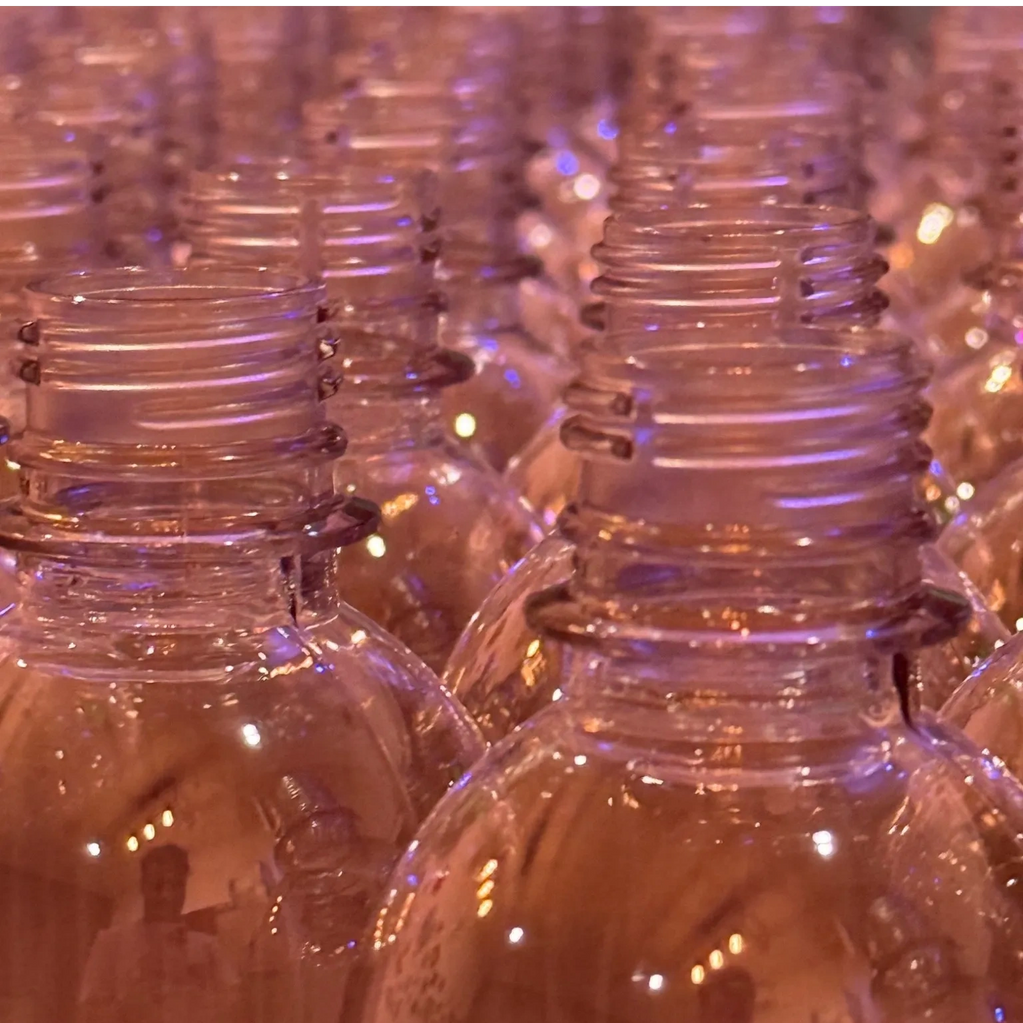 botellas vacías esperando ser llenadas.