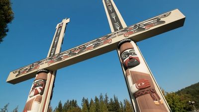 Double totem poles with cross beam at the Jamestown S'Klallam Tribe in blyn, WA.