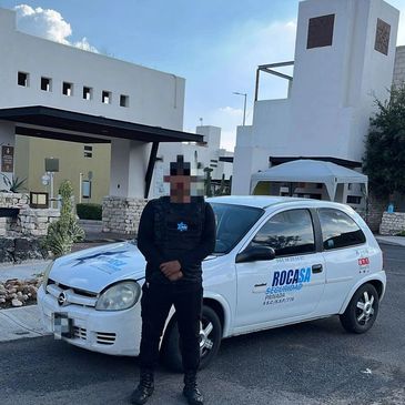 guardia de seguridad privada de la empresa roca de seguridad con vehículo ligero utilitario