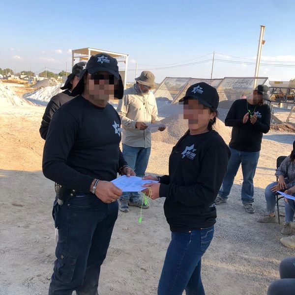 personal administrativo de roca de seguridad privada realizando evaluación de calidad en servicio