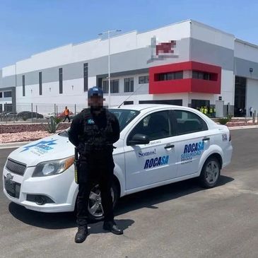 guardia de seguridad privada intramuros con vehículo utilitario de la empresa roca de seguridad
