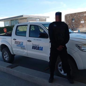 camioneta de roca de seguridad privada con elemento guardia de seguridad privada intramuros