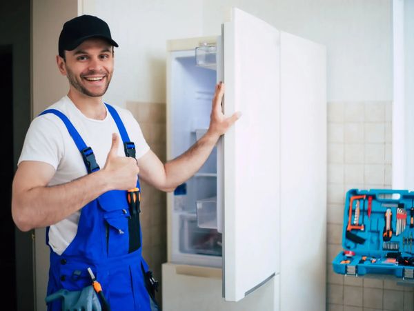 technician repairing fridge machine in Barrie - 6479624517