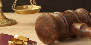 Elementos de jurado con anillos de matrimonio al lado