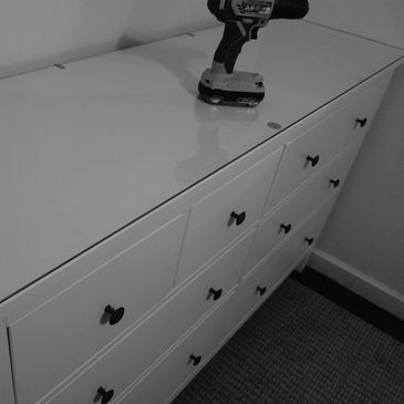 Eight drawer-dresser with glass top