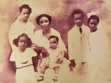 Matilda Blatcher Harris with children:Thelma, David, Gladys, Mamie, and Vera.