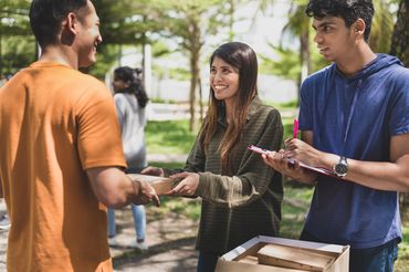 Volunteers distributing food in park