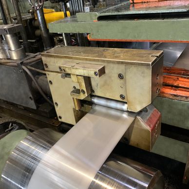 custom tempering of a stainless steel strip utilizing an exact rolling mill process