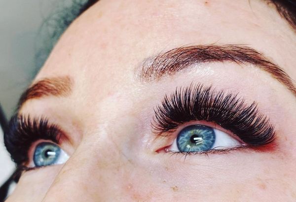 volume lash extensions, wispy lash extensions, UV light lash extensions, oak brook, burr ridge