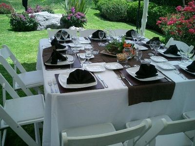 mesa cuadrada, vajilla cuadrada, copas , silla avant garde blanca